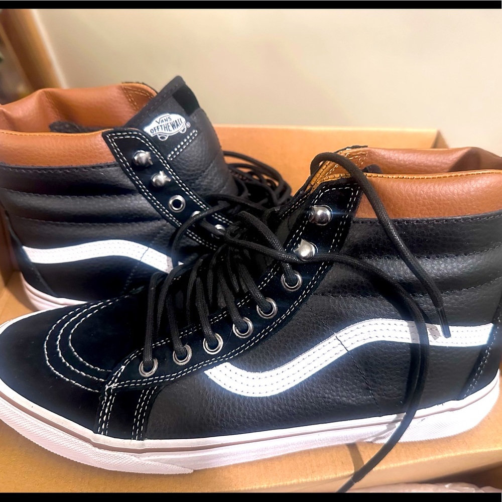 Unisex.  2018 Vans Sk8-hi.   Never worn.  W SZ 12; M 10.5.  Water resistant.